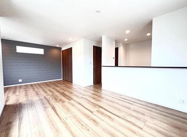 お食事中もキッチンと会話が楽しめるダイニングスペース。