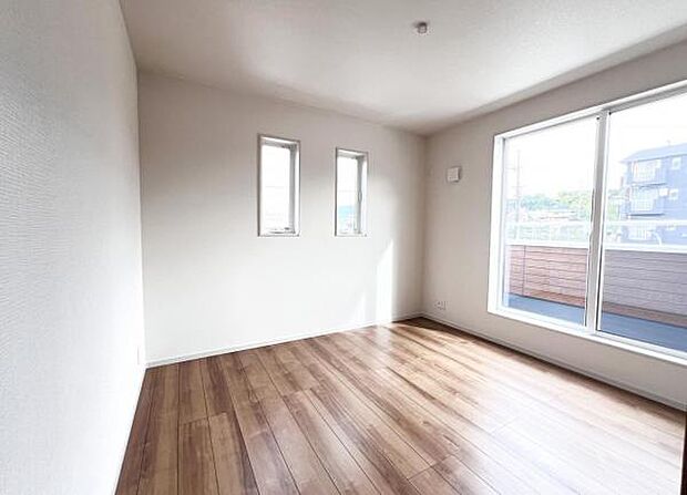 明るい広々とした主寝室でご家族ゆっくりお休みになれますね。