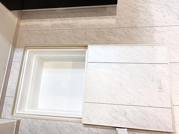 点検口・床下収納になります。