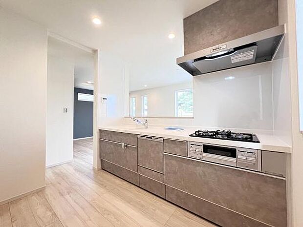 作業スペースが広く家事動線をゆったりと確保できるキッチンです。