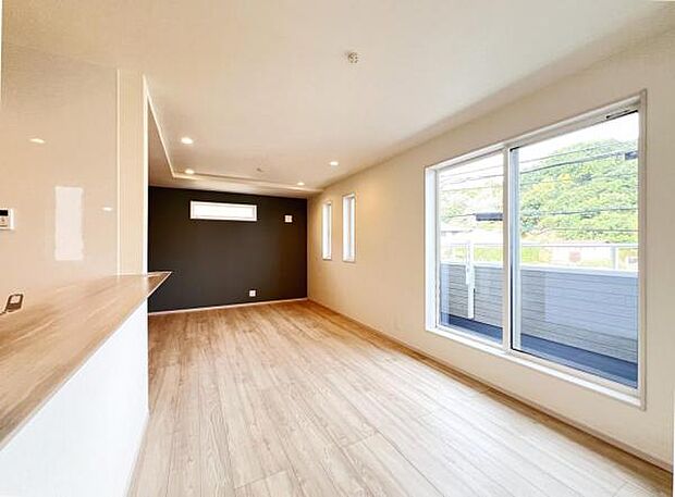 お食事中もキッチンと会話が楽しめるダイニングスペース。