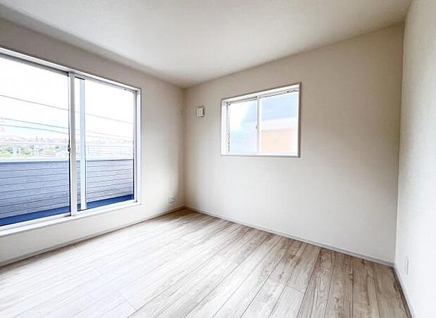 明るい広々とした主寝室でご家族ゆっくりお休みになれますね。