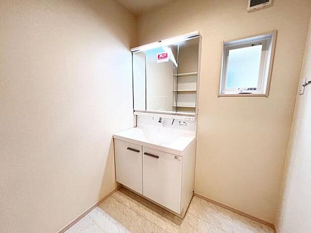 洗面化粧台です。朝の身支度から1日が始まります。