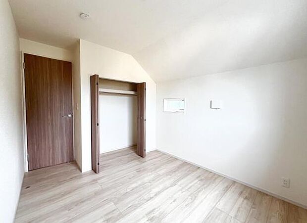 いつでもお部屋をスッキリお使い頂ける収納スペースを設置。