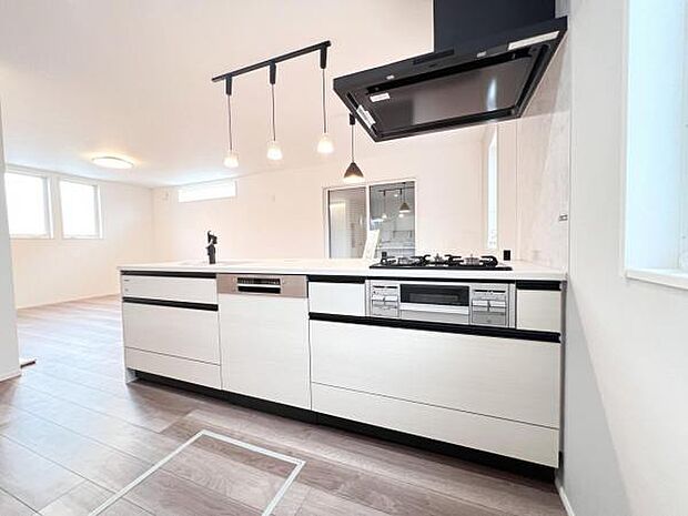 作業スペースが広く家事動線をゆったりと確保できるキッチンです。