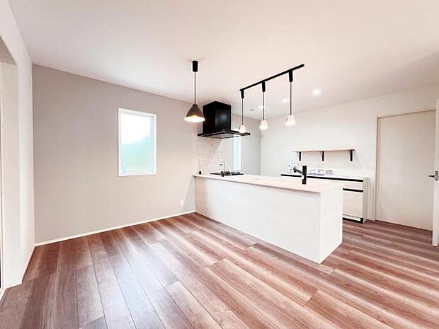 お食事中もキッチンと会話が楽しめるダイニングスペース。