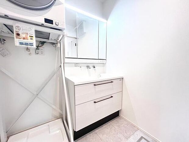 洗面化粧台です。朝の身支度から1日が始まります。