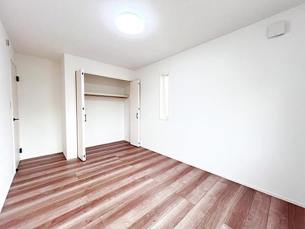 いつでもお部屋をスッキリお使い頂ける収納スペースを設置。