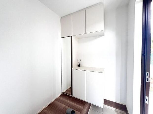 玄関の姿見付きシューズボックスになります。。