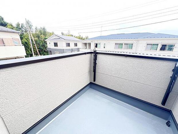 広々バルコニーで布団やレジャーシートなど大きな物も簡単に干すことができお洗濯も楽しくなりそうですね。