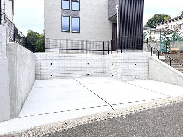 駐車場です。前面道路との高低差も少なく、スムーズに出入りできます。