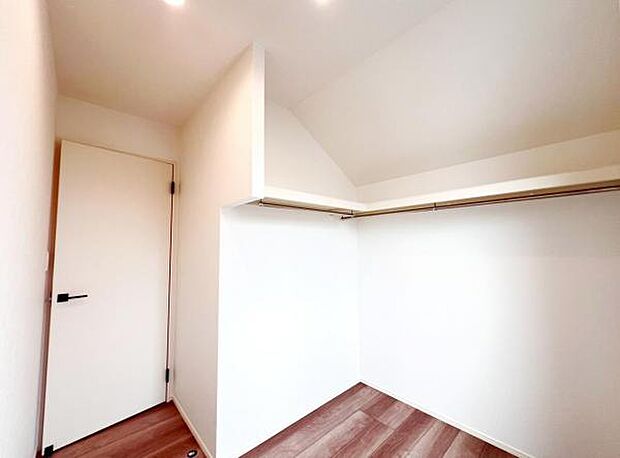 ホールからファミリークローク、そのままバルコニーに動線が繋がります。