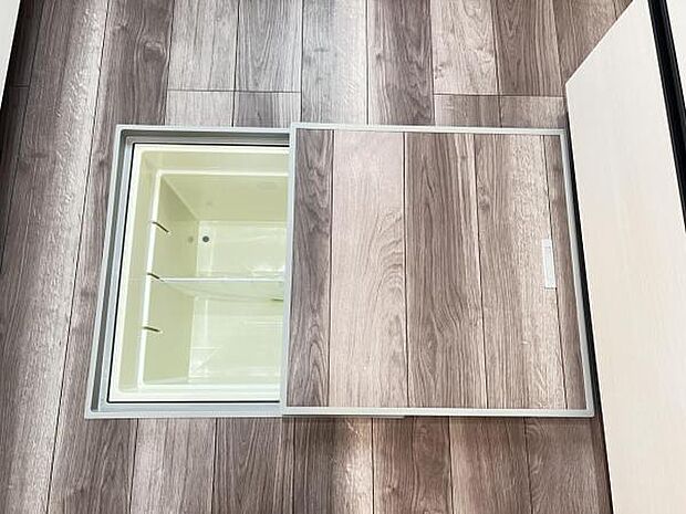 点検口・床下収納になります。