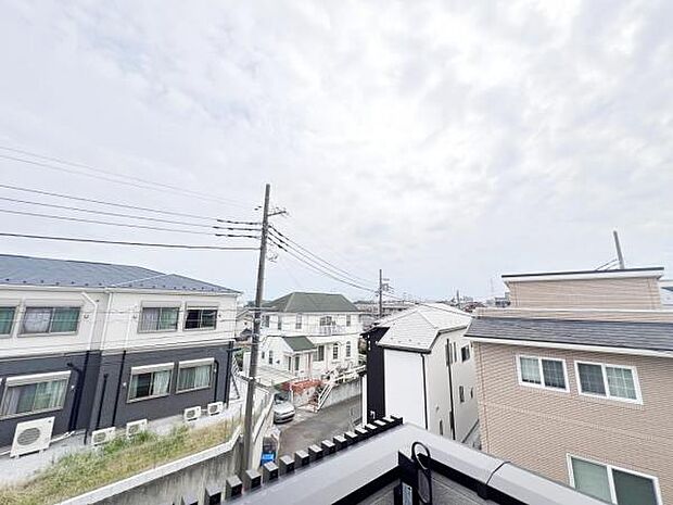 バルコニーからの眺望です。明るい陽射しを浴びながらゆったりと過ごすのも良いですね。