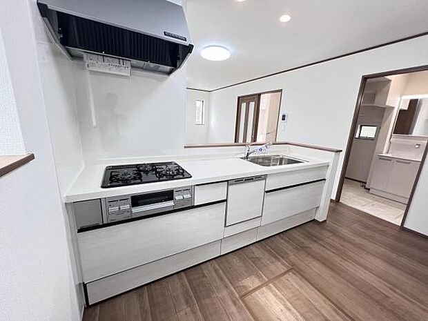 作業スペースが広く家事動線をゆったりと確保できるキッチンです。