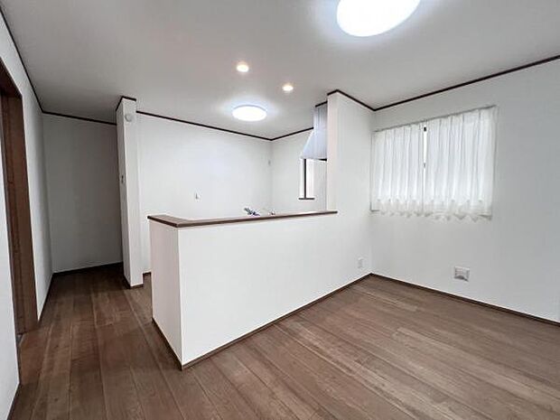 お食事中もキッチンと会話が楽しめるダイニングスペース。