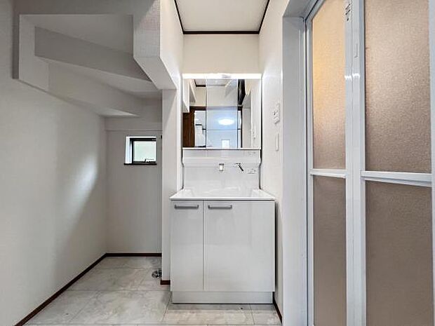 洗面化粧台です。朝の身支度から1日が始まります。