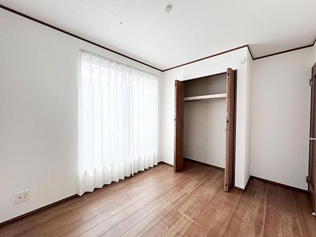 いつでもお部屋をスッキリお使い頂ける収納スペースを設置。