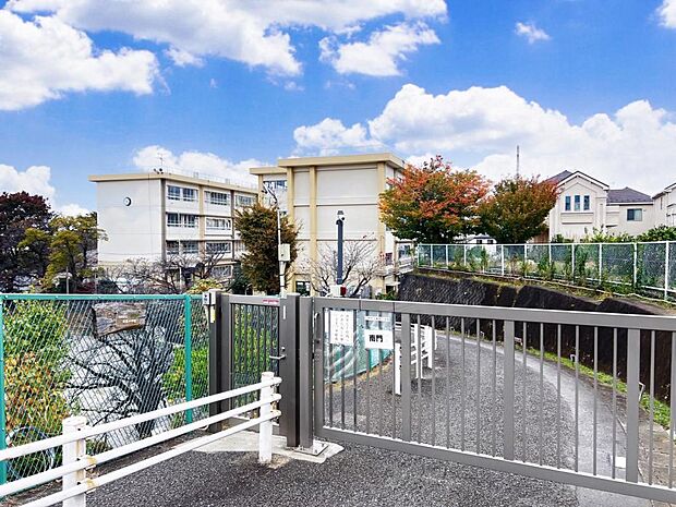 川崎市立有馬小学校まで約720m(徒歩9分)