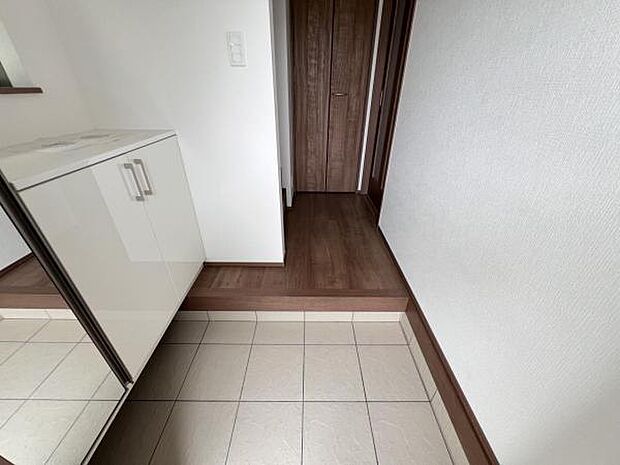 玄関内になります。