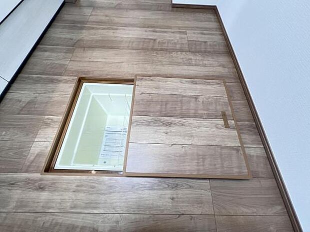 点検口・床下収納になります。