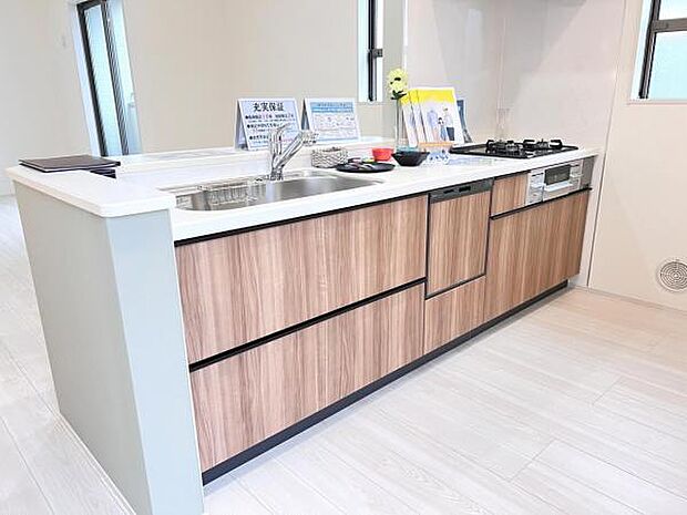 作業スペースが広く家事動線をゆったりと確保できるキッチンです。