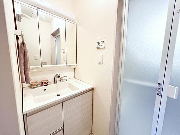 洗面化粧台です。朝の身支度から1日が始まります。