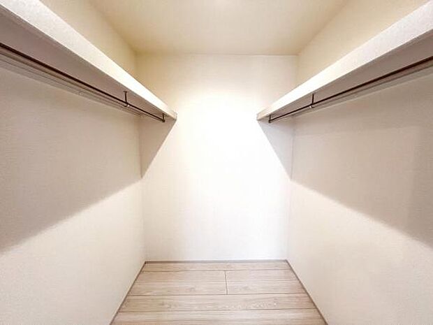 ウォークインクローゼットがあり収納スペースも豊富。季節物もスッキリ片付きそうです。