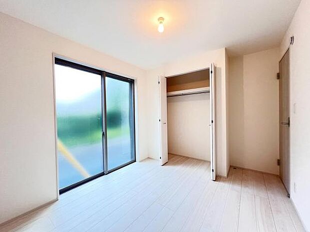 いつでもお部屋をスッキリお使い頂ける収納スペースを設置。