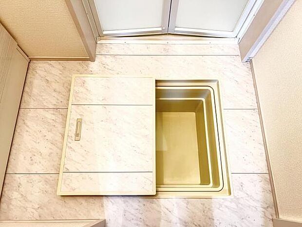 点検口・床下収納になります。