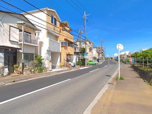 前面道路を含めた現地写真です。