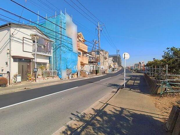 前面道路を含めた現地写真です。