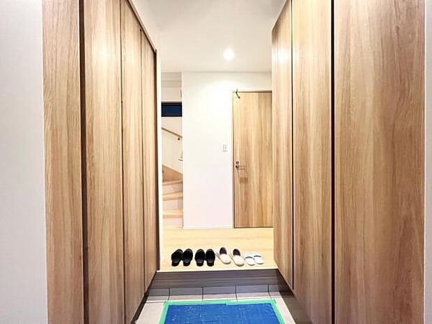 玄関内の写真になります。