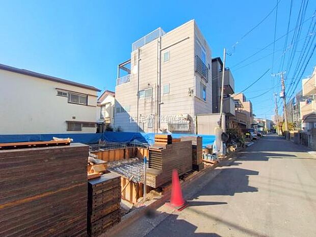 前面道路を含めた現地写真です。