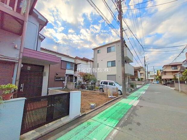 前面道路を含めた現地写真です。