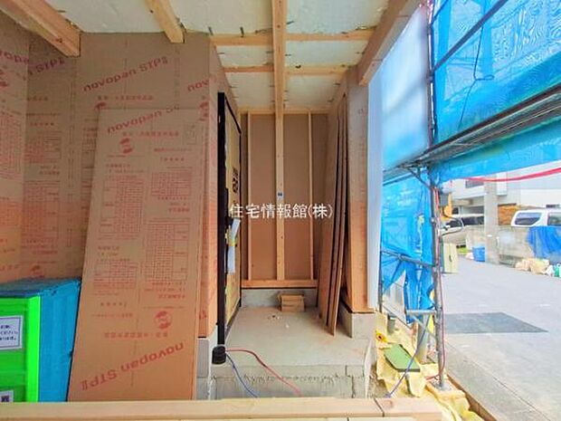 前面道路を含めた現地写真です。