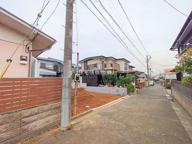 前面道路を含めた現地写真です。