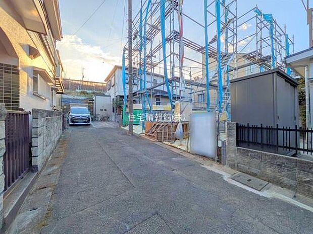 前面道路を含めた現地写真です。