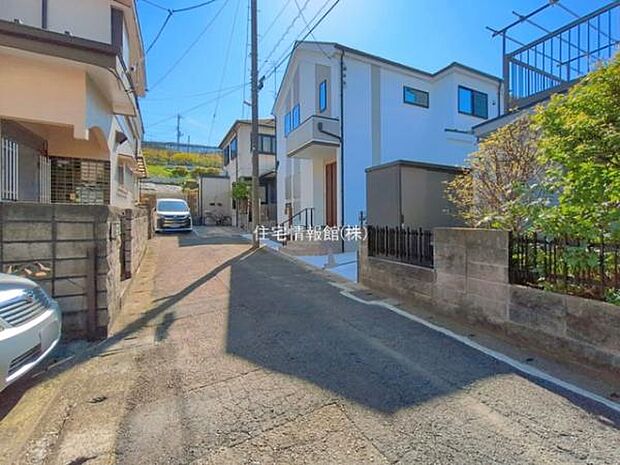 前面道路を含めた現地写真です。