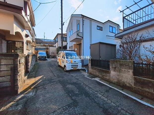 前面道路を含めた現地写真です。