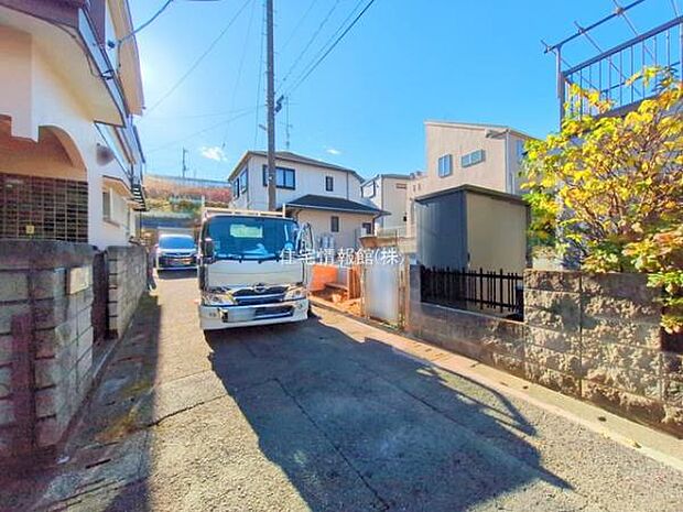 前面道路を含めた現地写真です。