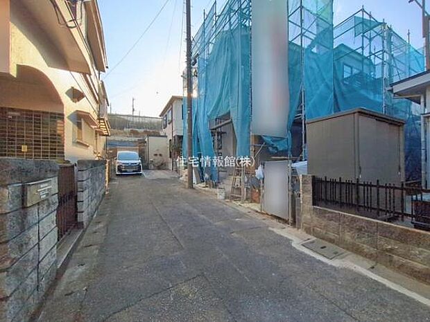 前面道路を含めた現地写真です。