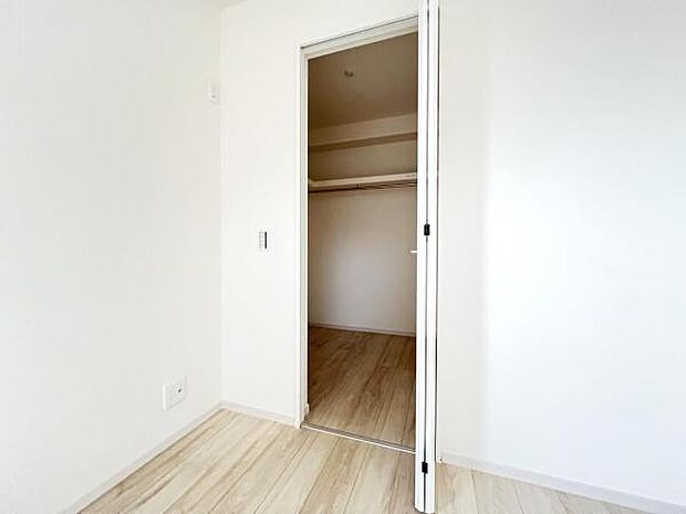 ウォークインクローゼットがあり収納スペースも豊富。季節物もスッキリ片付きそうです。