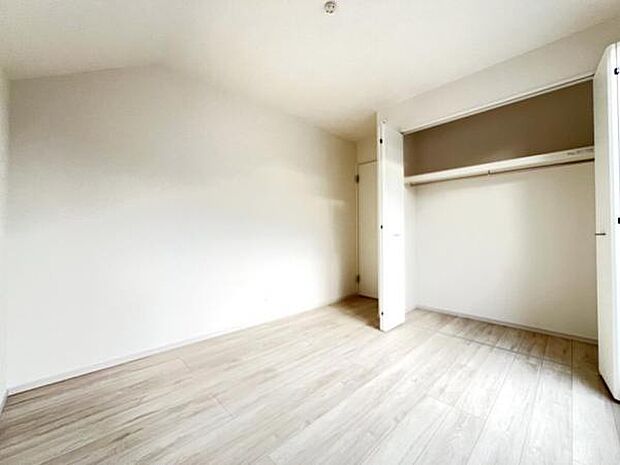 枕棚とハンガーパイプの付いたクローゼットです。