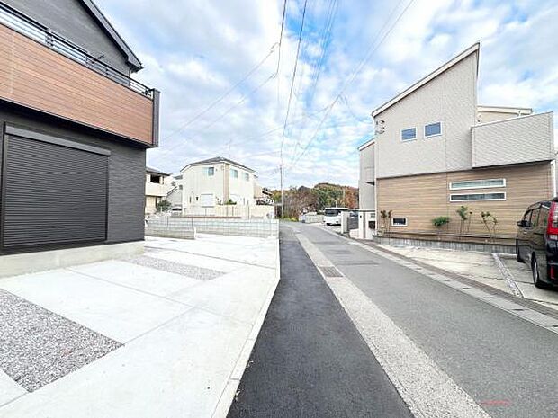 前面道路を含めた現地写真です。