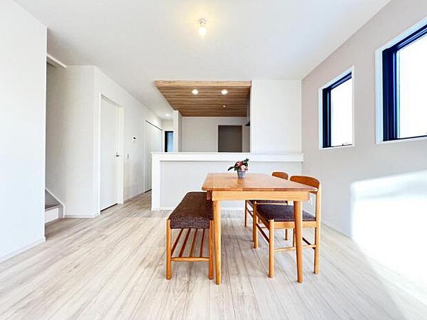 ご家族の温かい時間を演出するダイニングスペースです。