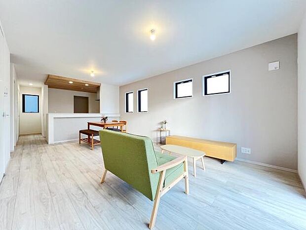 お食事中もキッチンと会話が楽しめるダイニングスペース。