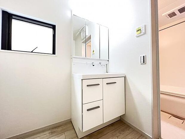 洗面化粧台です。朝の身支度から1日が始まります。