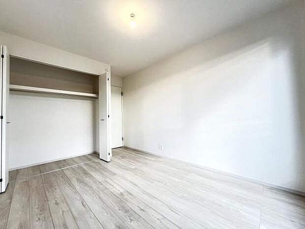 いつでもお部屋をスッキリお使い頂ける収納スペースを設置。