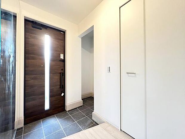 玄関内にシューズインクロークが御座います。